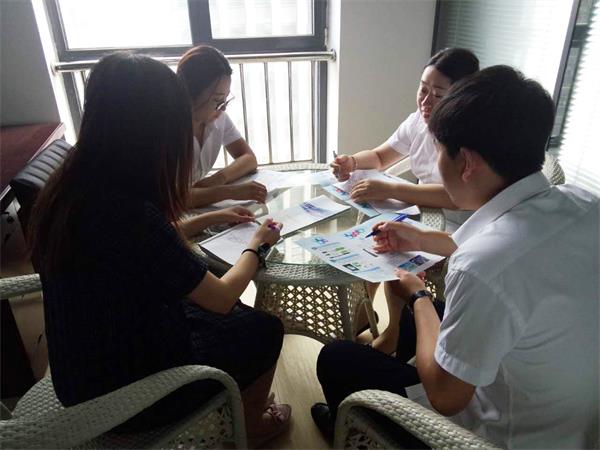 各人在进行幼组会商.jpg 各人在进行幼组会商.jpg