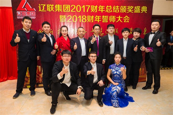 中国·9091美高梅(股份)有限公司-官方网站电商公司与董事长及夫人合影.jpg 中国·9091美高梅(股份)有限公司-官方网站电商公司与董事长及夫人合影.jpg