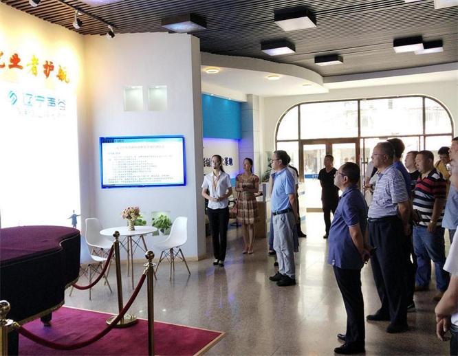 为辅导介绍双创孵化基地基地情况.jpg 为辅导介绍双创孵化基地基地情况.jpg